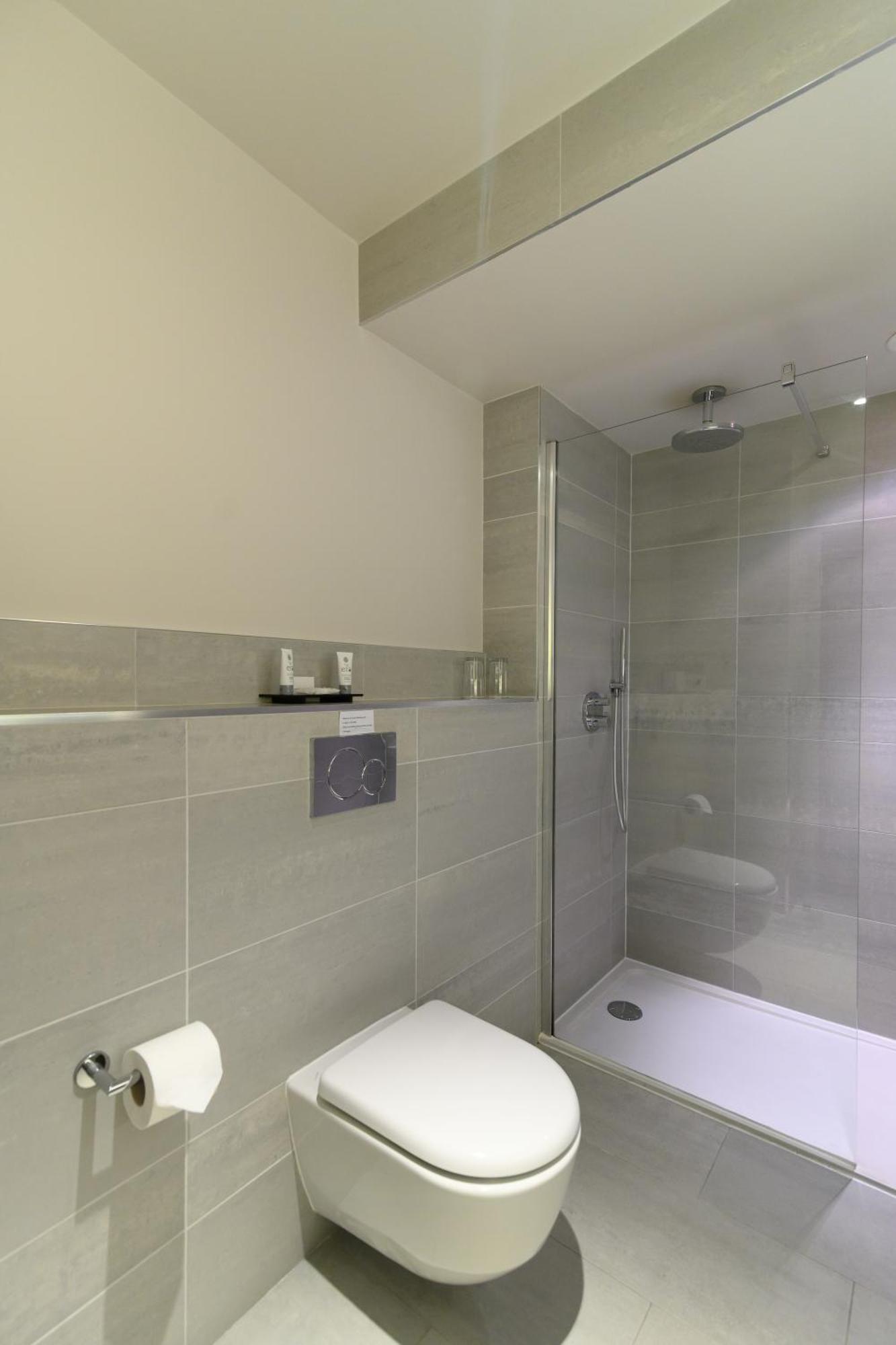 Glynhill & Near Airport Hotel 4*